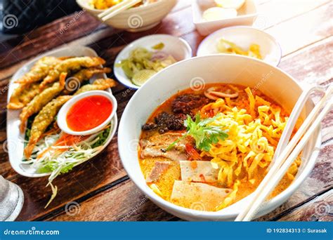  Khao Soi: Một Món Hấp Dẫn Tổ Hợp Vị Cay của Curry và Sữa dừa Bánh Xe Lăn