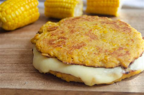  Arepa de Choclo: An Explosive Symphony of Sweet Corn and Savory Cheese in Ibagué!