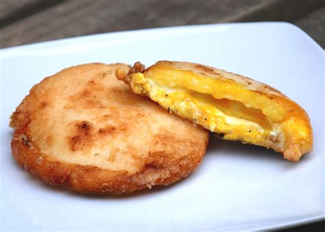  Arepa de Huevo: A Crispy Corncake Symphony Marrying Savory Cheese and Creamy Scrambled Eggs!