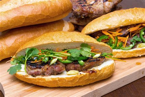  Bánh Mì Thịt Ụt: Hấp Dẫn Với Thịt Bò Nướng Đậm Đà Và Kết Cấu Bánh Mềm Xốp!