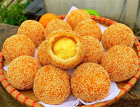  Bánh Rán Mè Tía – Sự kết hợp độc đáo của vỏ bánh giòn rụm và nhân bánh dẻo thơm bùi!