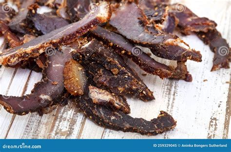  Biltong: Một món ăn cay nồng đầy quyến rũ, pha lẫn vị mặn và ngọt của thịt khô ướp gia vị đặc biệt!