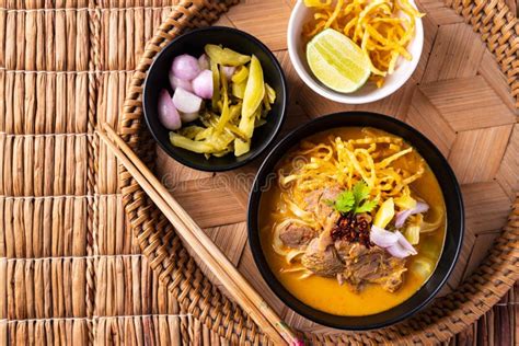  Khao Soi: Một sự pha trộn tuyệt vời giữa vị cay nồng của cà ri và vị ngọt thanh của nước cốt dừa!