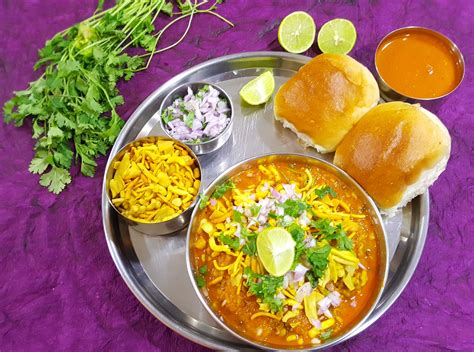  Misal Pav:  Một bữa sáng cay nồng, bùng nổ hương vị với bánh mì nóng giòn và nước sốt đầy bí ẩn!