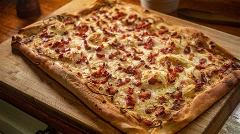  Tarte Flambée: A Symphony of Crispy Crust and Tangy Cream Cheese